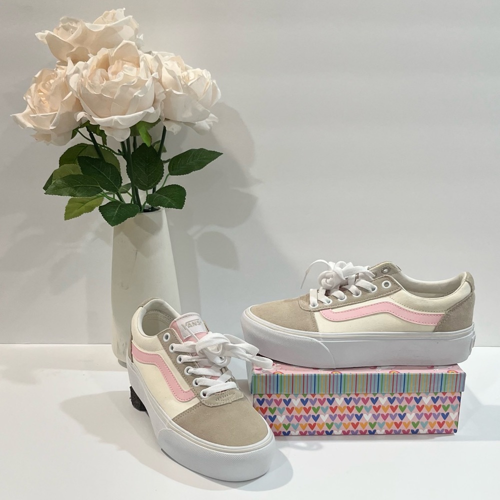 ♦️SOLD♦️ Vans Cream and Pink Low-Top Sneakers